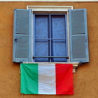 Milano, la Festa della Liberazione al tempo del coronavirus: bandiere tricolore sui balconi