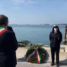 25 aprile, il sindaco Brugnaro lo celebra a Venezia cantando "Bella ciao"