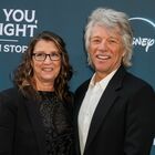Jon Bon Jovi e i tradimenti alla moglie: «Ho avuto 100 ragazze, non sono un santo». Lui e Dorothea fidanzati al liceo e poi sposi nel 1989