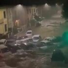 Campi, esonda il fiume Bisenzio: i residenti riprendono dall'alto le auto trascinate via dal fango
