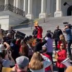 Jane Fonda arrestata a Washington mentre manifesta per l'ambiente: «Ispirata da Greta Thunberg»