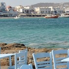 Mykonos, lettini e ombrelloni illegali in spiaggia: 22 arresti per violazione di suolo pubblico, ecco dove