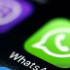 Licenziato perché abbandona la chat di lavoro su WhatsApp: «L'azienda ci obbligava a mandare foto e video privati»