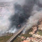 Incendi, Sicilia in ginocchio: a Catania case evacuate, lido distrutto e aeroporto chiuso. Bruciano anche Palermo e Siracusa