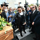 Franco Gatti, folla e commozione ai funerali sulle note di Elvis. La moglie: «Ora ha raggiunto Alessio»