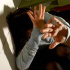 Sorelline di 7 e 10 anni violentate dal fidanzato della mamma: la più grande lo incastra con un video