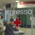Milano, medico picchiato al Policlinico da un uomo con problemi psichici: frattura scomposta al femore