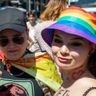 Milano Pride, il corteo guidato dal 'trenino' di figli di coppie omogenitoriali: «Orfani di Stato»