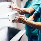 Coronavirus, come lavarsi le mani per prevenire il contagio. Oms: «Ecco l'errore da evitare»