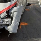 Scooter si schianta contro un autobus a Milano, 3 feriti: 53enne in codice rosso