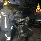 Incendio nella notte: a fuoco le auto di un noto titolare di un bar e del figlio