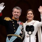 Danimarca in festa per il nuovo re, Frederik X ringrazia la madre (che ha abdicato per lui): «Uniti per il regno»