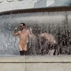 Roma, "sfregio" a Piazza Venezia: il video del bagno nudi nell'Altare della Patria