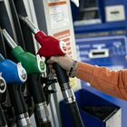 Carburanti, «a Taranto benzina e gasolio in vendita in un distributore a 4 euro al litro, intervenga la Finanza»: la denuncia dell'Unione nazionale consumatori