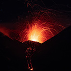 Fontana di lava sull'Etna, colonna eruttiva alta 4,5 km (Fotogramma)