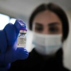 Vaccino Covid, il viceministro Sileri: «Per gli over 80 slitta di 4 settimane». Pfizer: «Fornitura a regime da prossima settimana»