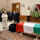 L’omaggio a sorpresa di Bergoglio: «Un grande servitore della patria»