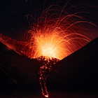 L'Etna dà spettacolo: fontane di lava e colonna eruttiva alta 4,5 km