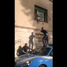 Bimba di due anni rischia di cadere da una finestra a Roma, salvata dai poliziotti