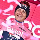Remco Evenepoel positivo al Covid, la maglia rosa lascia il Giro d'Italia dopo il successo nella cronometro
