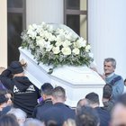 Bara e rose bianche, a Cisterna i funerali