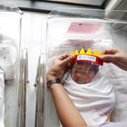 Essere neonati ai tempi della pandemia: mascherine protettive a forma di corona