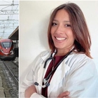 Ines Carrato, la dottoressa che ha salvato un passeggero colto da infarto sul treno Roma-Milano: «Ero a bordo per caso»
