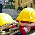 Milano, operaio 18enne gravissimo: è precipitato per 10 metri mentre lavorava in via Senato
