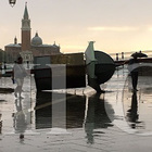 Bufera a Venezia: edicola sradicata 