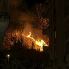 Incendio sulla collina di Monte Ciocci vicino alle case (Foto Paolo Rizzo/Ag.Toiati)
