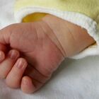 Neonato di 7 mesi morto in culla, il malore e la crisi respiratoria: il piccolo non ce la fa. Il dramma davanti a mamma e papà