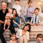 Alec Baldwin, la foto con moglie e sette figli da un anno all'altro: «Il nostro nuovo ritratto di famiglia»