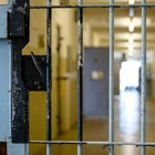 Calci e schiaffi a un detenuto: tre agenti arrestati per tortura. L'orrore nel carcere di Bari