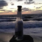 Trova in spiaggia una bottiglia con all'interno un messaggio commovente