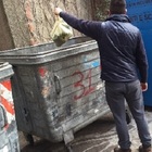 • Il 70enne aggredito per strada mentre getta la spazzatura