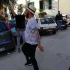 Napoli, festa illegale per strada: in 50 ballano e cantano nonostante i divieti