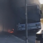 • Paura alla stazione metro Colombo: bus dell'Atac prende fuoco