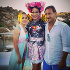 Totti (imbarazzato), Ilary e la drag queen Priscilla: che festa a Mykonos