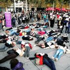 Femminicidi, centinaia di donne distese a terra in 5 piazze di Parigi per protesta