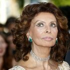 Sophia Loren, brutta caduta in casa: fratture e intervento chirurgico in ospedale, come sta. Agenda sospesa