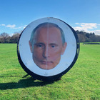 Ucraina, la faccia di Putin diventa un bersaglio sul campo da golf. Il proprietario del club: «Venite a dargli un po' di buonsenso»