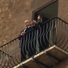 Gualtieri, il nuovo sindaco si affaccia per la prima volta dal balcone del Campidoglio