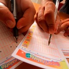 Vince il jackpot da 6 milioni alla Lotteria, ma si ammala per lo choc: «Nausea per settimane, ho perso 4 taglie»