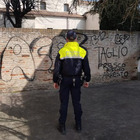 Mogliano. Baby vandali imbrattano i muri dell'Abbazia con scritte contro i poliziotti: denunciata la banda. Quattro sono minorenni
