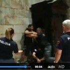 Milano, il video del vigilante prigioniero di un immigrato che lo minaccia con il coltello. Il gesto eroico di un collega gli salva la vita: GUARDA