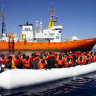 Migranti, la Ong Aquarius accusa: «Manca un porto sicuro, 5 navi hanno ignorato i profughi alla deriva»