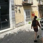 Napoli, due sorelle di 17 e 24 anni sfregiate con l'acido: ricoverate in ospedale. È caccia a tre ragazze