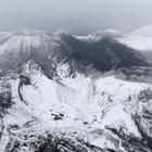 Giappone, l'eruzione del vulcano provoca una valanga sulle piste da sci: un morto e almeno 11 feriti