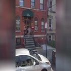 Google Maps immortala la caduta rovinosa di un ragazzo dalle scale di una casa di New York