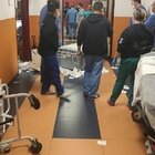 Nordafricano distrugge le vetrate del pronto soccorso e si ferisce col taglierino: notte choc all'ospedale